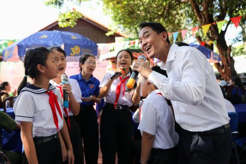  Diễn viên Hứa Vĩ Văn giao lưu với các em học sinh tại Nhà lưu niệm Anh hùng Võ Thị Sáu, nơi TP.HCM trao tặng 550 đầu sách để xây dựng Không gian đọc cộng đồng. Ảnh: BTC. 