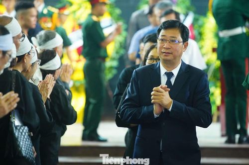  Phó chủ tịch Ủy ban Trung ương MTTQ Việt Nam Cao Xuân Thạo cùng đoàn đại biểu Ủy ban Trung ương MTTQ Việt Nam đến viếng, chia buồn cùng gia đình Anh hùng La Văn Cầu. 