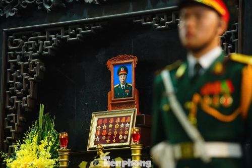  Anh hùng lực lượng vũ trang nhân dân La Văn Cầu sinh năm 1932, là người dân tộc Tày, tỉnh Cao Bằng. Với nhiều công lao, hành động anh hùng trong chiến đấu, tại Đại hội Anh hùng chiến sĩ thi đua toàn quốc lần 1, ông vinh dự là một trong 7 chiến sĩ đầu tiên được phong tặng danh hiệu “Anh hùng lực lượng vũ trang nhân dân”. Ông được Đảng, Nhà nước tặng thưởng nhiều huân, huy chương, bằng khen khác. Ông mất ngày 24/6/2026. 