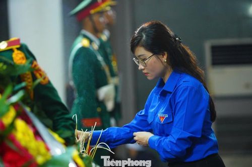  Bí thư Trung ương Đoàn Hồ Hồng Nguyên và đoàn đại biểu Trung ương Đoàn TNCS Hồ Chí Minh đến viếng Anh hùng La Văn Cầu. 