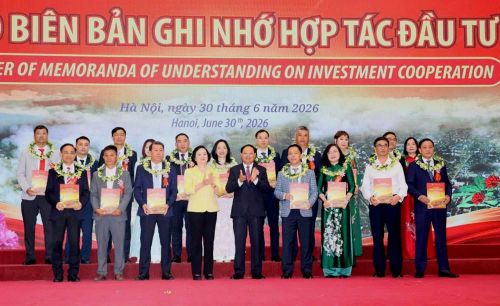 Phó Thủ tướng Chính phủ Phạm Thị Thanh Trà và Bí thư Tỉnh ủy Lai Châu Lê Minh Ngân trao Biên bản ghi nhớ hợp tác đầu tư cho các doanh nghiệp, nhà đầu tư
