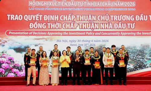 Phó Thủ tướng Chính phủ Phạm Thị Thanh Trà và Bí thư Tỉnh ủy Lai Châu Lê Minh Ngân trao Quyết định chấp thuận chủ trương đầu tư cho các doanh nghiệp, nhà đầu tư
