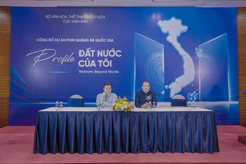 Phó Cục trưởng Cục Điện ảnh Đỗ Quốc Việt và Đạo diễn Lương Đình Dũng chủ trì lễ công bố