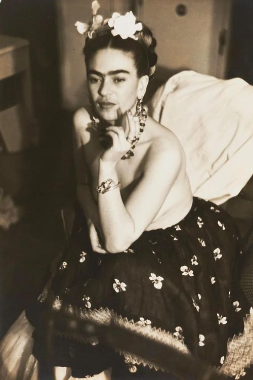 Kahlo – ảnh chụp năm 1938 – vẫn là một nhân vật biểu tượng trong lịch sử nghệ thuật. Ảnh: Julien Levy