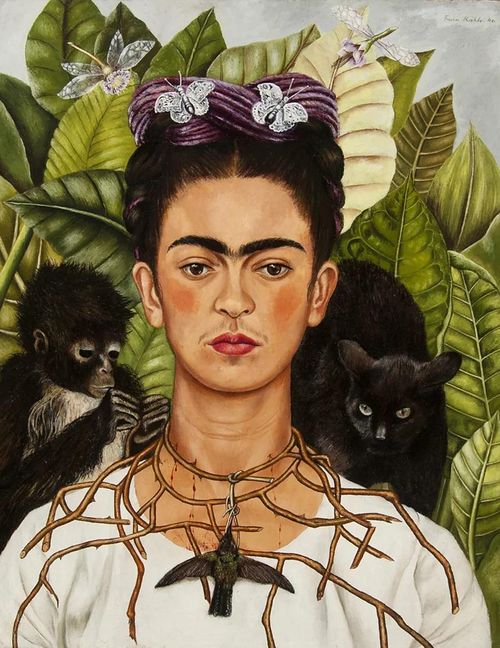Bức chân dung tự họa không tên với vòng cổ gai và chim ruồi (1940) của Frida Kahlo được trưng bày tại triển lãm ở Tate Modern. Ảnh: Nickolas Muray/ Bộ sưu tập Nghệ thuật Mexico