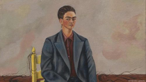 Kahlo không ngại thể hiện bản thân với những đặc điểm nam tính, như trong tác phẩm này, "Self-Portrait with Cropped Hair" (Chân dung tự họa với mái tóc cắt ngắn)