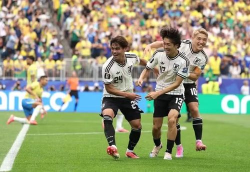 Các đồng đội ăn mừng cùng Kaishu Sano (số 24). (Ảnh: FIFA)