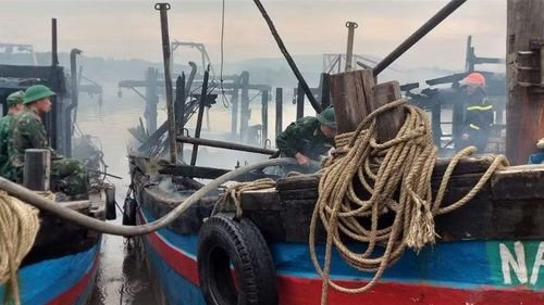 Đồn Biên phòng Quỳnh Thuận, Bộ đội Biên phòng tỉnh Nghệ An khẩn trương cử cán bộ, chiến sĩ tham gia chữa cháy.