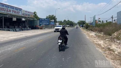 Tuyến quốc lộ 55, từ Cổng chào đến cầu Suối Đó rất dốc, có mặt đường nhỏ hẹp và chưa có hệ thống thoát nước.