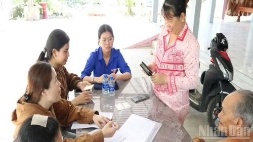 Lực lượng đoàn viên, thanh niên và sinh viên tình nguyện hỗ trợ người dân cài đặt, sử dụng các ứng dụng số, tích hợp giấy tờ trên VNeID.