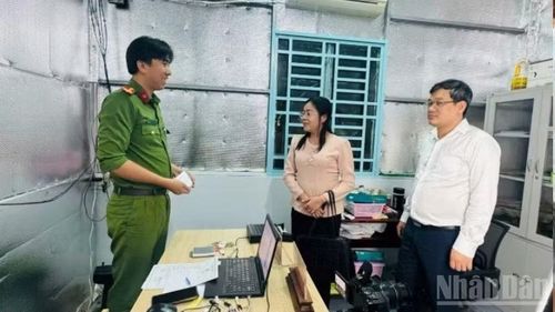 Lãnh đạo địa phương đến thăm, động viên cán bộ, chiến sĩ và các tổ công tác đang ngày đêm thực hiện nhiệm vụ.
