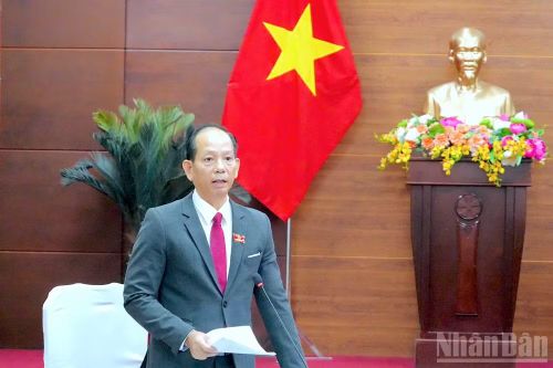 Giám đốc Sở Công thương tỉnh Cà Mau Nguyễn Chí Thiện trả lời chất vấn tại kỳ họp.