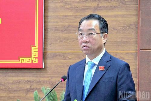 Phó Bí thư Tỉnh ủy, Chủ tịch Ủy ban nhân dân tỉnh Cà Mau Lữ Quang Ngời báo cáo kết quả các mặt kinh tế-xã hội 6 tháng đầu năm tại kỳ họp.