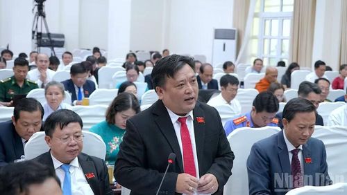 Đại biểu Hội đồng nhân dân tỉnh Cà Mau đặt câu hỏi chất vấn tại kỳ họp.