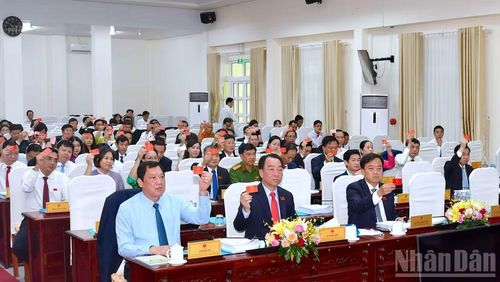 Đại biểu Hội đồng nhân dân tỉnh Cà Mau biểu quyết thông qua 12 nghị quyết tại kỳ họp.
