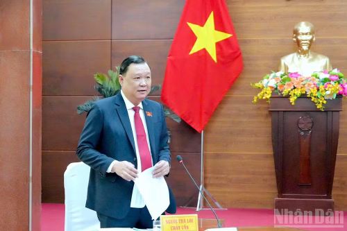 Giám đốc Sở Tài chính tỉnh Cà Mau Huỳnh Công Quân trả lời chất vấn tại kỳ họp.