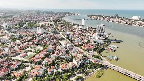 Đồng Hới, trung tâm hành chính-chính trị tỉnh Quảng Trị.