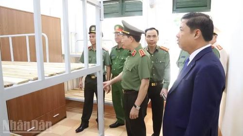 Thượng tướng Lê Văn Tuyến, Thứ trưởng Công an và đồng chí Lương Nguyễn Minh Triết, Bí thư Tỉnh ủy Đắk Lắk kiểm tra cơ sở vật chất Trường Văn hóa Công an nhân dân II.