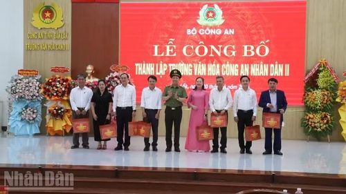 Thượng tướng Lê Văn Tuyến tặng quà của Đại tướng Lương Tam Quang, Ủy viên Bộ Chính trị, Bộ trưởng Công an cho các sở, ngành có nhiều đóng góp trong việc thành lập Trường Văn hóa Công an nhân dân II.