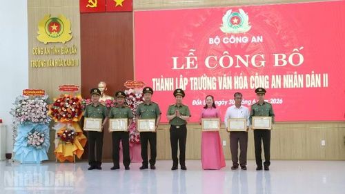 Thượng tướng Lê Văn Tuyến tặng Bằng khen của Bộ Công an cho các cá nhân có nhiều đóng góp trong việc thành lập Trường Văn hóa Công an nhân dân II.