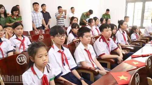 Các cháu học sinh dự lễ thành lập Trường Văn hóa Công an nhân dân II.