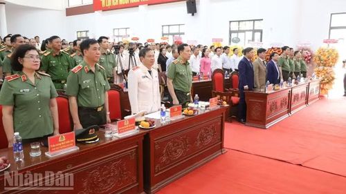 Các đại biểu dự buổi lễ.