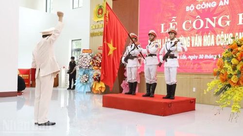 Lãnh đạo Trường Văn hóa Công an nhân dân II tuyên thệ.