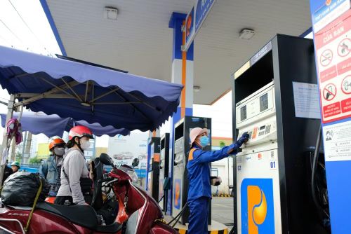 Một cửa hàng sử dụng xăng sinh học E10 để phục vụ khách hàng. (Ảnh: THẾ ANH)