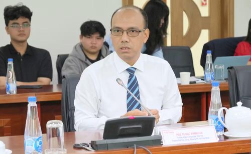 Phó Giáo sư, Tiến sĩ Ngô Thanh An, Trưởng khoa Công nghệ Hóa học, Trường đại học Công thương Thành phố Hồ Chí Minh phát biểu ý kiến tại tọa đàm.