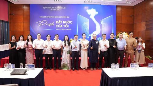 Đạo diễn Lương Đình Dũng (thứ 6 từ phải sang) tại lễ ra mắt dự án.
