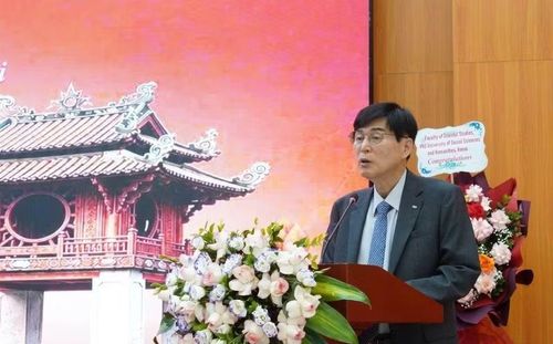 Giáo sư, Tiến sĩ Song Guido, Chủ tịch Quỹ Giao lưu Quốc tế Hàn Quốc phát biểu khai mạc.
