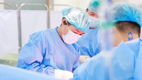 Bác sĩ phẫu thuật lấy thai cho sản phụ.