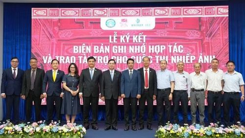 Đại diện lãnh đạo thành phố Huế chụp ảnh lưu niệm với 2 đơn vị và các đại biểu.