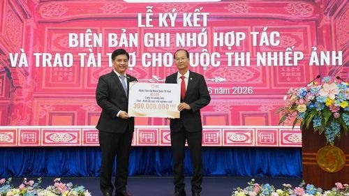 Bệnh viện đa khoa quốc tế Huế trao tài trợ 300 triệu đồng cho Cuộc thi nhiếp ảnh “Huế - Kinh đô xưa, trải nghiệm mới” trong khuôn khổ Festival Huế 2026.