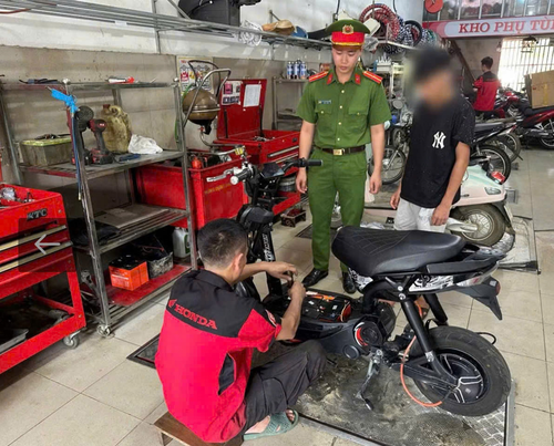 Công an xã Văn Bàn (Lào Cai) đưa xe đạp điện độ chế của một học sinh đi khôi phục lại thiết kế ban đầu. Ảnh: THU THỦY 