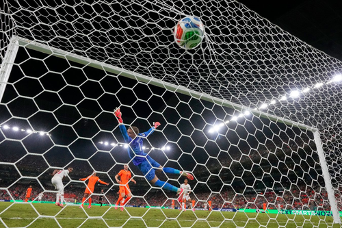 Diop bật cao đánh đầu tung lưới Hà Lan, gỡ hòa 1-1 cho Morocco. Ảnh: AP