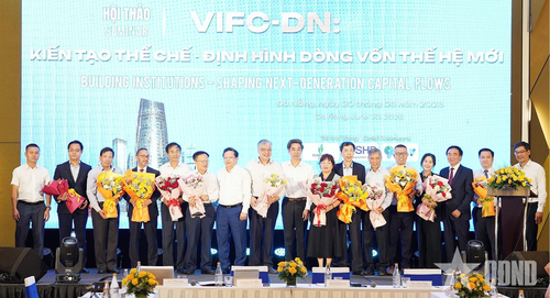  Ban tổ chức tặng hoa cảm ơn các diễn giả tham dự hội thảo. 