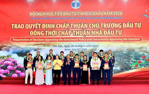 Phó thủ tướng Phạm Thị Thanh Trà trao các quyết định chấp thuận chủ trương đầu tư và ký kết biên bản ghi nhớ hợp tác giữa tỉnh Lai Châu với các doanh nghiệp, nhà đầu tư vào tỉnh Lai Châu thời gian tới.