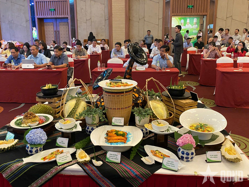 Những loại sầu riêng đặc sản của Đắk Lắk được Ban Tổ chức giới thiệu.