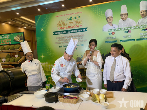 Các chuyên gia ẩm thực trình diễn kỹ thuật chế biến và hướng dẫn khách mời cách thưởng thức các loại sầu riêng.