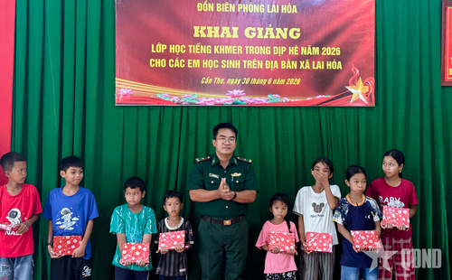 Thiếu tá Võ Minh Luân, Đồn trưởng Đồn Biên phòng Lai Hòa tặng quà các em học sinh.