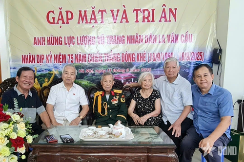 Tác giả (thứ hai từ trái sang) và gia đình Đại tá, Anh hùng La Văn Cầu cùng đồng đội.