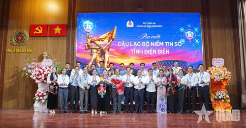 Các đại biểu và thành viên Câu lạc bộ "Niềm tin số" chụp ảnh chung.