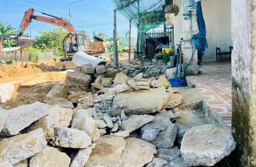 Người dân tại thôn Xuyên Đông, xã Nam Phước chủ động tháo gỡ vật kiến trúc để bàn giao mặt bằng.