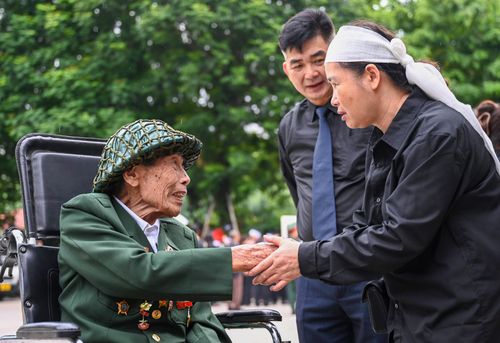 Ông Lê Bình (sinh năm 1927, quê tỉnh Nghệ An) đến viếng Đại tá, Anh hùng Lực lượng vũ trang nhân dân La Văn Cầu