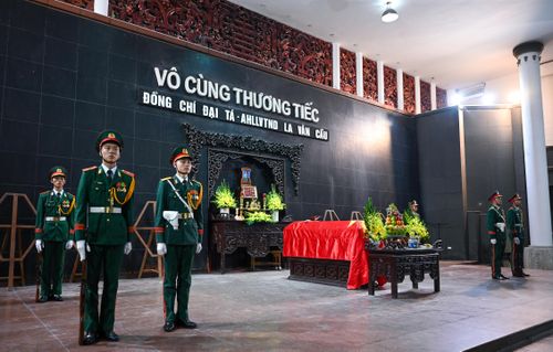 Lễ viếng Đại tá, Anh hùng Lực lượng vũ trang nhân dân La Văn Cầu được cử hành trang trọng tại Nhà tang lễ Quốc gia. Ảnh: ĐỖ TRUNG