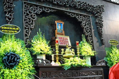 Di ảnh Đại tá La Văn Cầu bên linh cữu