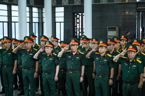 Đoàn của Bộ Quốc phòng vào viếng