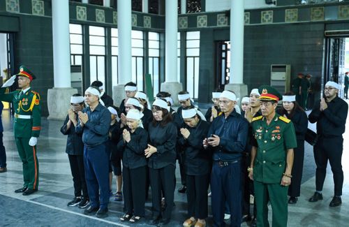 Đoàn gia đình Đại tá, Anh hùng Lực lượng vũ trang nhân dân La Văn Cầu vào viếng. Ảnh: ĐỖ TRUNG
