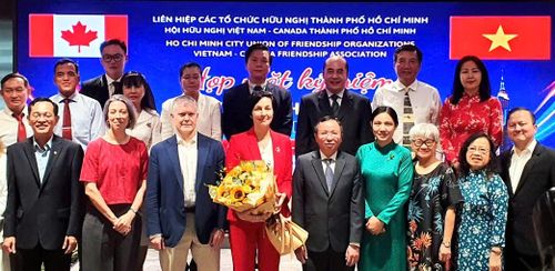  Các đại biểu chụp ảnh lưu niệm 